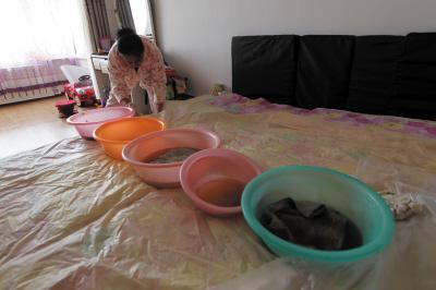 咸丰楼上漏水，住户失联，小区没物管，业主维权难！律师来支招……